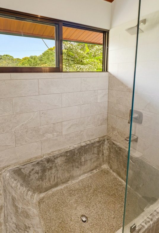 LUXURY PROPERTY WITH FIVE BEDROOMS AND GUEST HOUSE, IN PLATANILLO – 1.62 ACRES