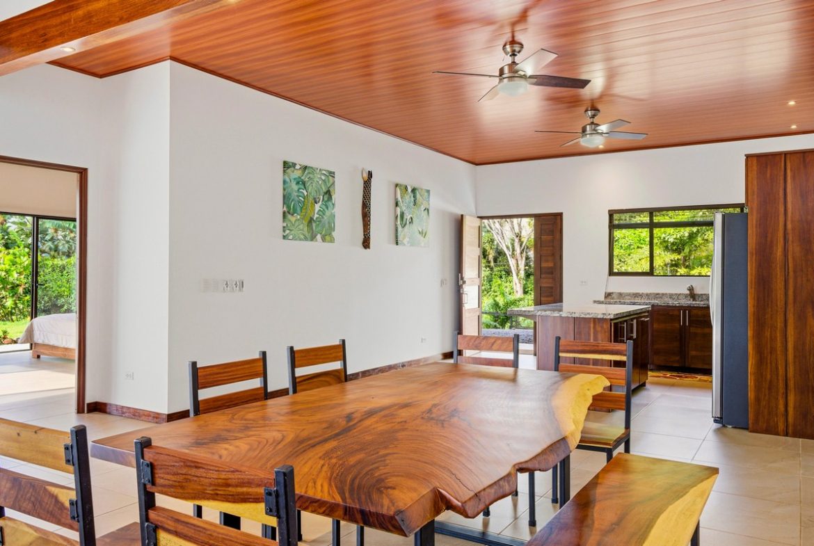 LUXURY PROPERTY WITH FIVE BEDROOMS AND GUEST HOUSE, IN PLATANILLO – 1.62 ACRES