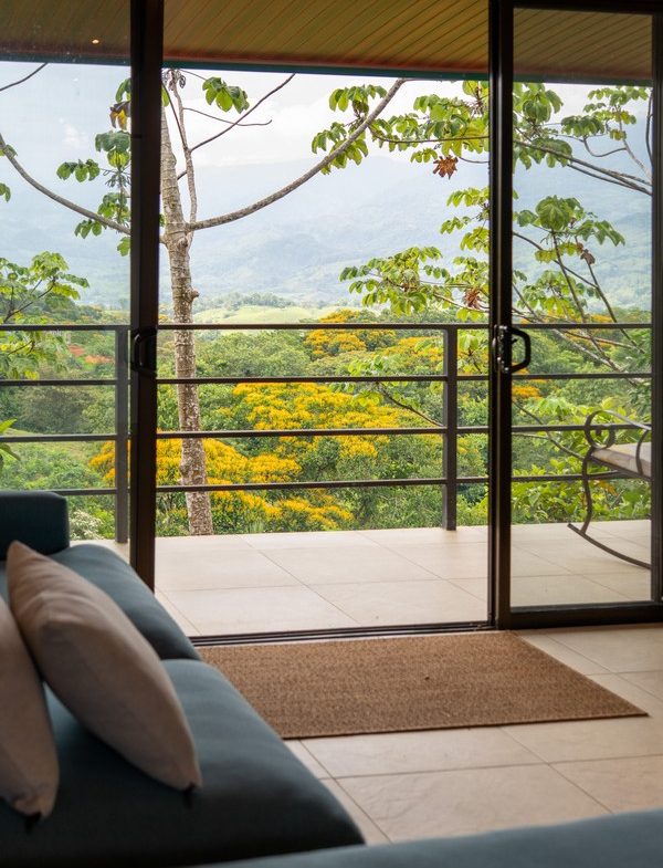 LUXURY PROPERTY WITH FIVE BEDROOMS AND GUEST HOUSE, IN PLATANILLO – 1.62 ACRES