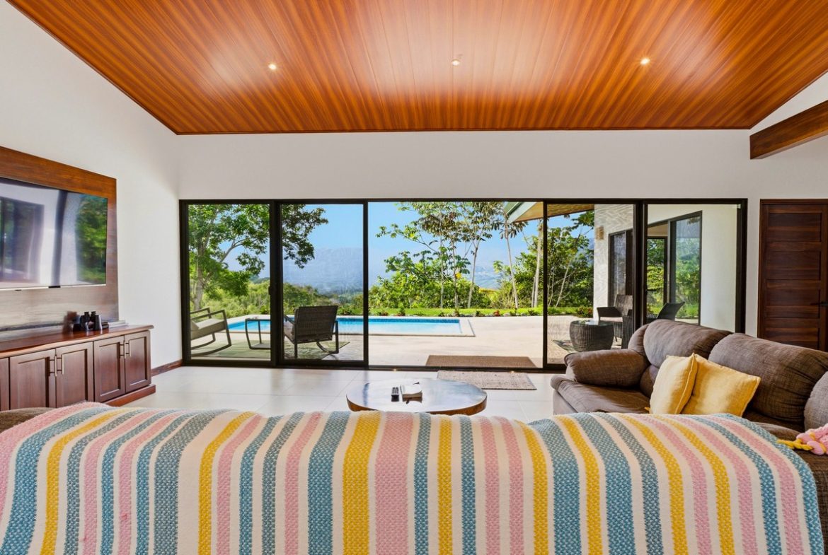LUXURY PROPERTY WITH FIVE BEDROOMS AND GUEST HOUSE, IN PLATANILLO – 1.62 ACRES