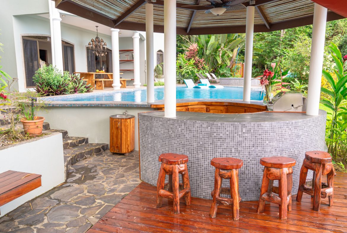 LUXURY PROPERTY WITH FIVE BEDROOMS AND OCEAN VIEWS, IN THE HILLS OF PORTALON – 7 ACRES