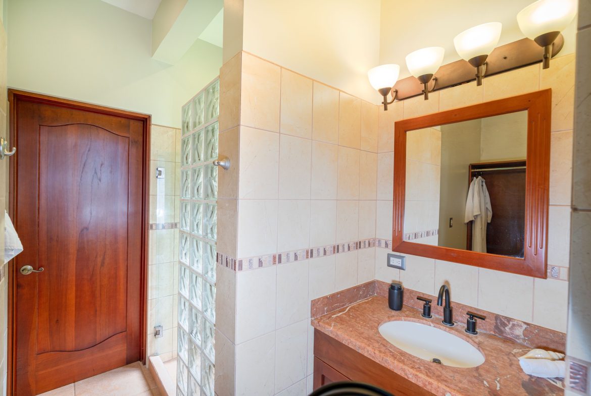 LUXURY PROPERTY WITH FIVE BEDROOMS AND OCEAN VIEWS, IN THE HILLS OF PORTALON – 7 ACRES