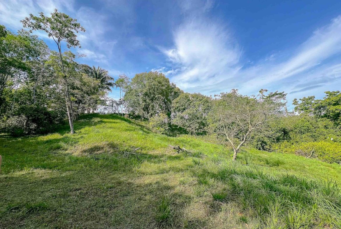 BUILDING PROPERTY WITH A BEAUTIFUL CREEK PASS IN THE MIDDLE OF THE PROPERTY, IN LOURDES QUEPOS – 2.8 ACRES