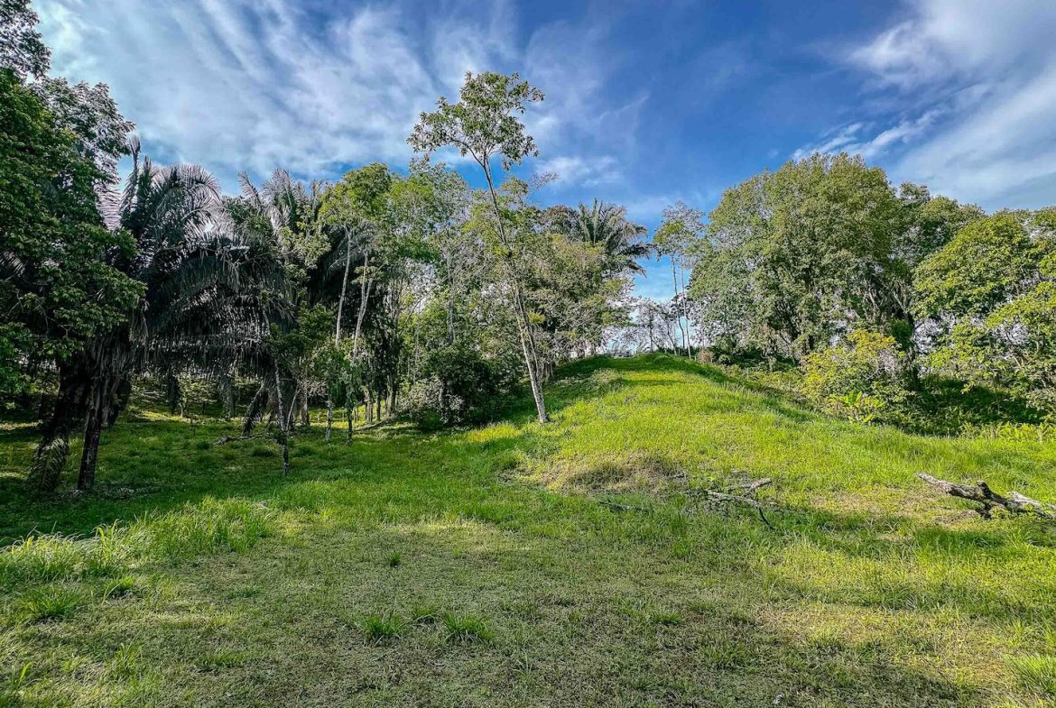 BUILDING PROPERTY WITH A BEAUTIFUL CREEK PASS IN THE MIDDLE OF THE PROPERTY, IN LOURDES QUEPOS – 2.8 ACRES
