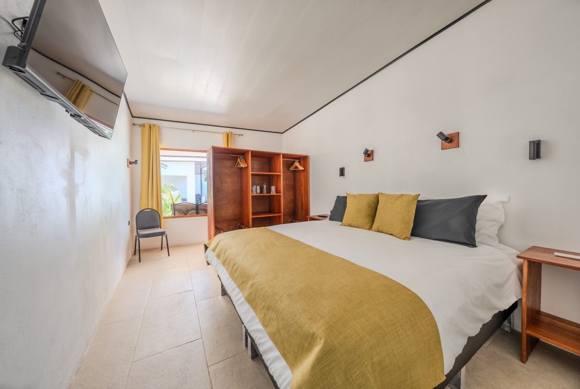 LOS PAPYRUS HOTEL PROPERTY WITH FOUR BEDROOMS AND NEAR TO THE BEACH, IN BAHIA BALLENA – 0.087 ACRES