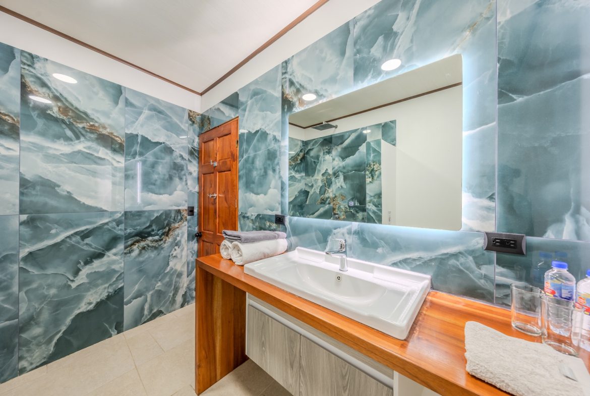 LOS PAPYRUS HOTEL PROPERTY WITH FOUR BEDROOMS AND NEAR TO THE BEACH, IN BAHIA BALLENA – 0.087 ACRES