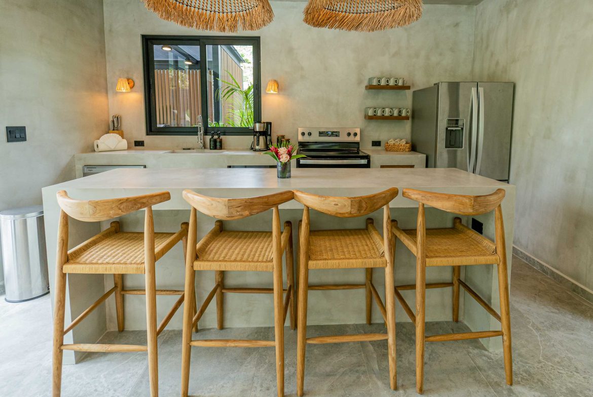 PROPERTY WITH EIGHT BEDROOMS AND POOL, NEAR TO THE BEACH, IN MANUEL ANTONIO – 0.42 ACRES