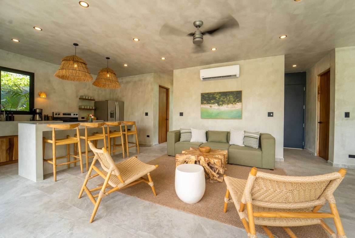 PROPERTY WITH EIGHT BEDROOMS AND POOL, NEAR TO THE BEACH, IN MANUEL ANTONIO – 0.42 ACRES