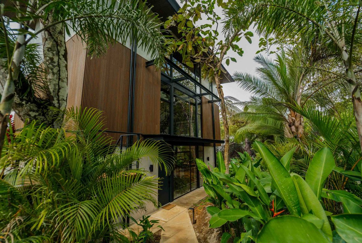 PROPERTY WITH EIGHT BEDROOMS AND POOL, NEAR TO THE BEACH, IN MANUEL ANTONIO – 0.42 ACRES
