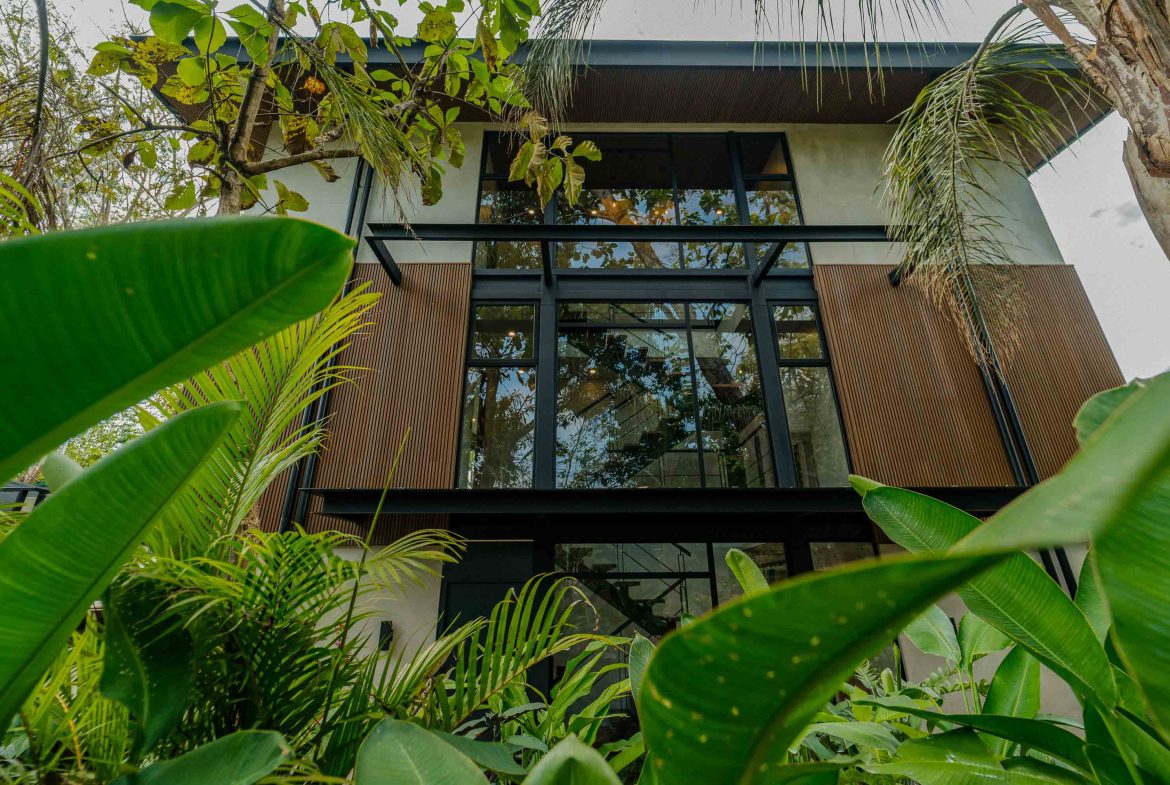 PROPERTY WITH EIGHT BEDROOMS AND POOL, NEAR TO THE BEACH, IN MANUEL ANTONIO – 0.42 ACRES