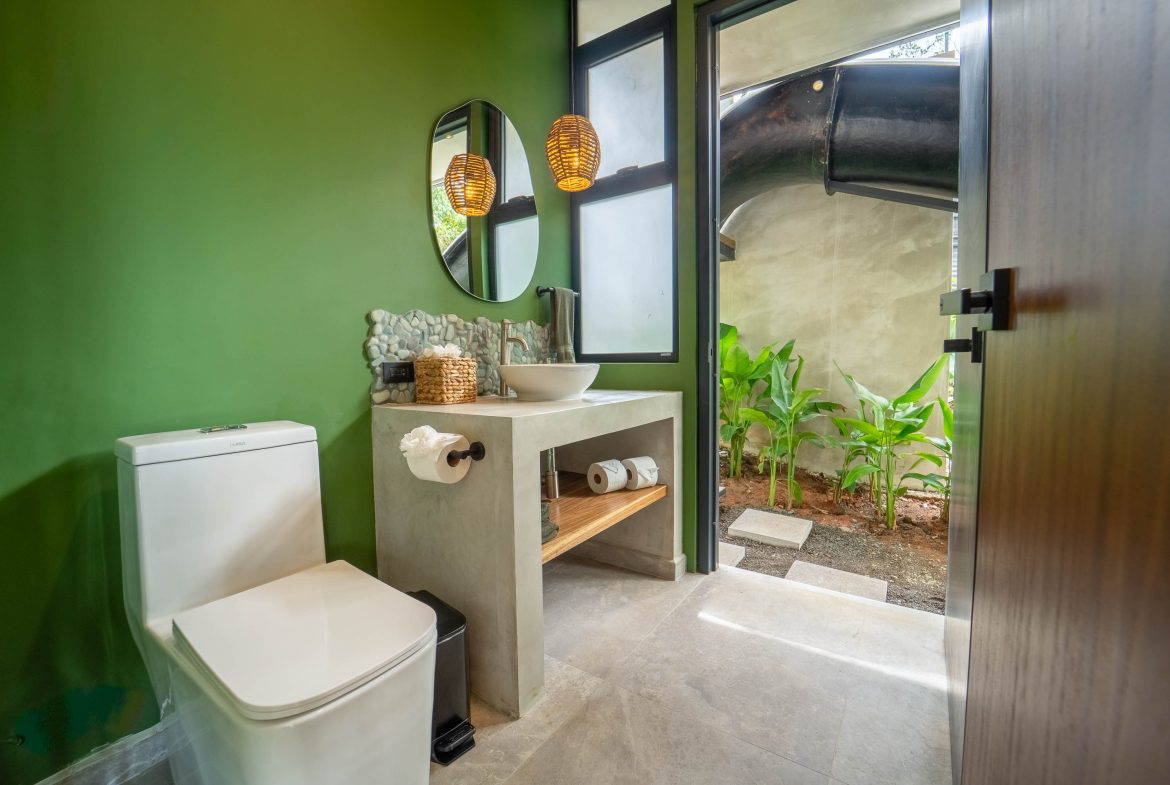 PROPERTY WITH EIGHT BEDROOMS AND POOL, NEAR TO THE BEACH, IN MANUEL ANTONIO – 0.42 ACRES