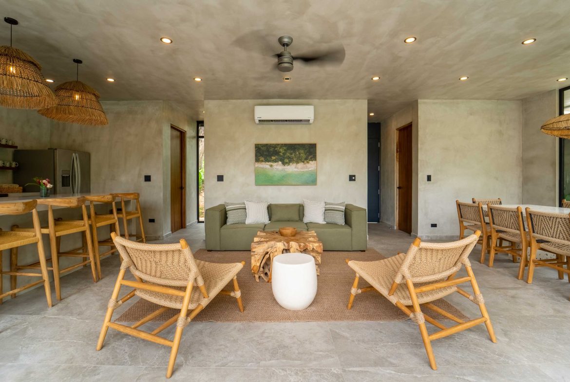 PROPERTY WITH EIGHT BEDROOMS AND POOL, NEAR TO THE BEACH, IN MANUEL ANTONIO – 0.42 ACRES