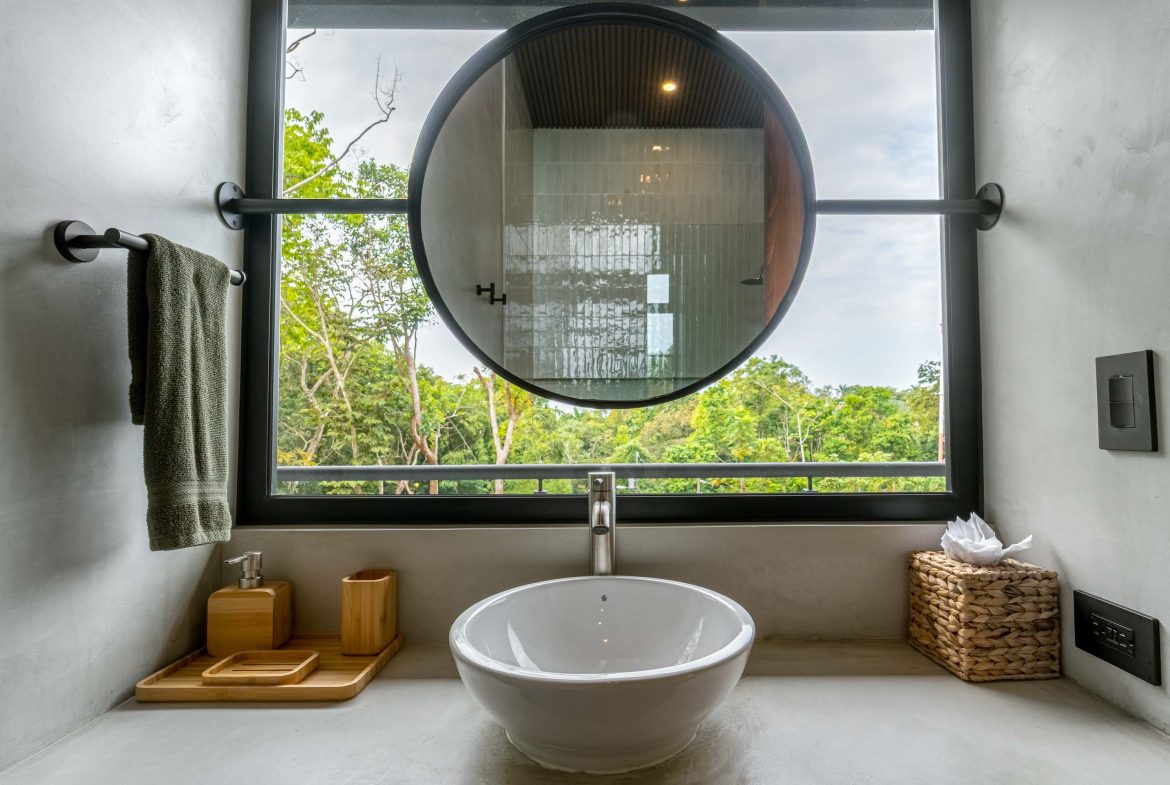 PROPERTY WITH EIGHT BEDROOMS AND POOL, NEAR TO THE BEACH, IN MANUEL ANTONIO – 0.42 ACRES