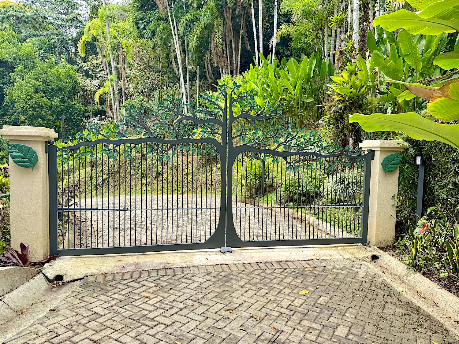 CASA ORQUIDEA – LUXURY HOME WITH OCEAN VIEWS IN GATED COMMUNITY