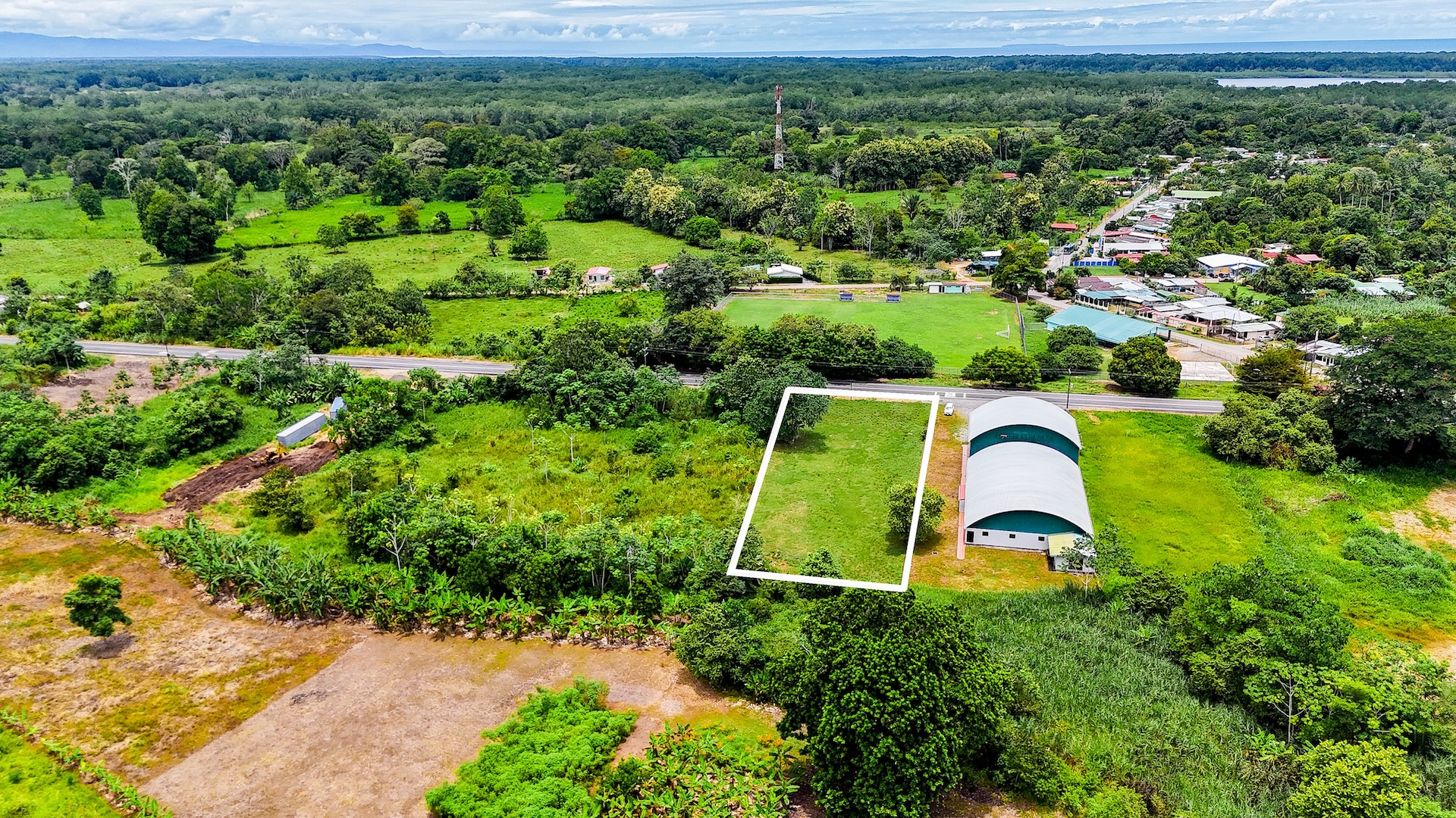 FLAT 0.59-ACRE LOT WITH DIRECT ACCESS TO THE COASTAL ROAD AND HIGH COMMERCIAL POTENTIAL IN CORONADO TRES RIOS