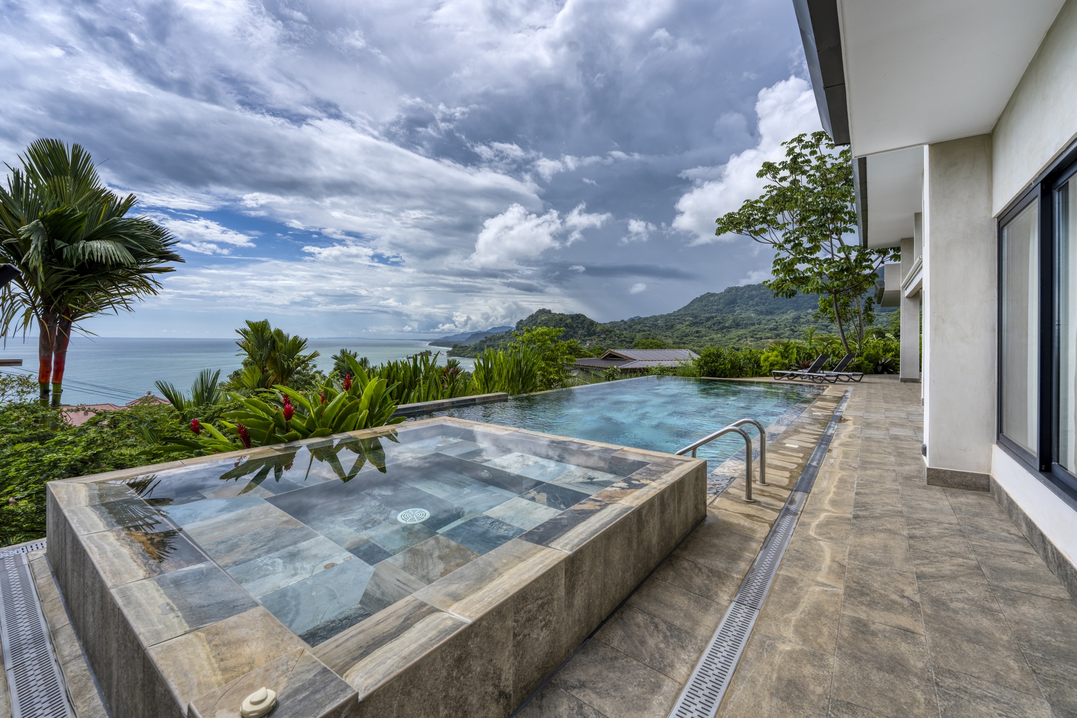 LUXURY RESIDENCE WITH INFINITY POOL AND OCEAN VIEW, IN DOMINICALITO