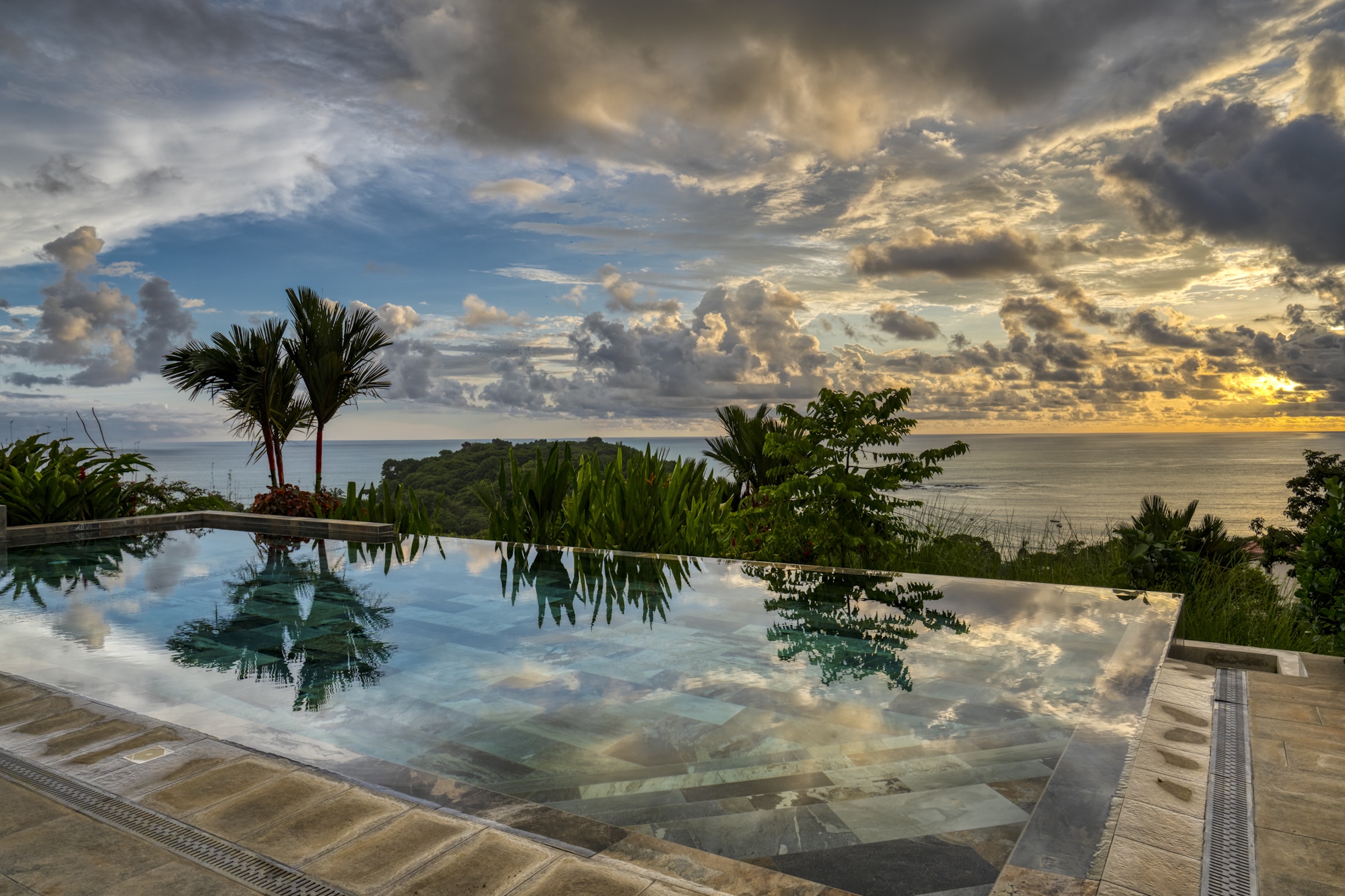 LUXURY RESIDENCE WITH INFINITY POOL AND OCEAN VIEW, IN DOMINICALITO