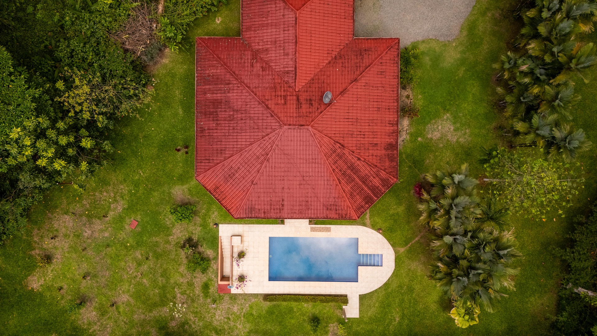 TROPICAL HOME WITH 2-BEDROOM POOL AND STREAM, IN OJOCHAL – 1.6 ACRES