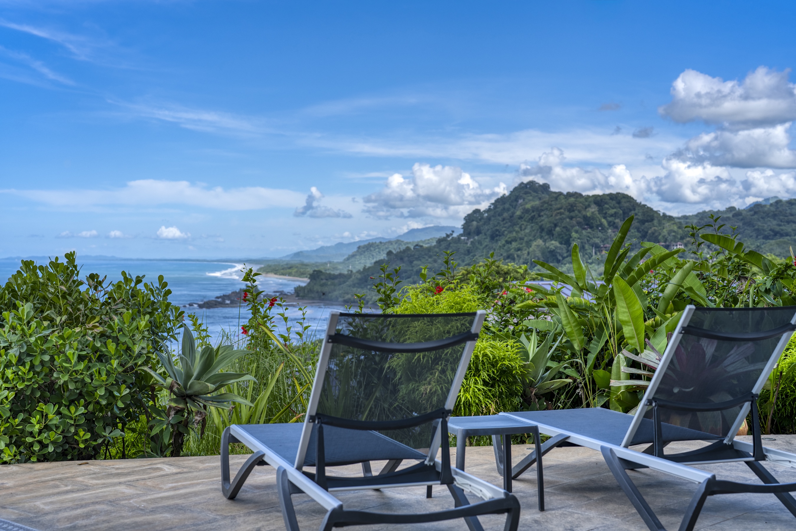 LUXURY RESIDENCE WITH INFINITY POOL AND OCEAN VIEW, IN DOMINICALITO