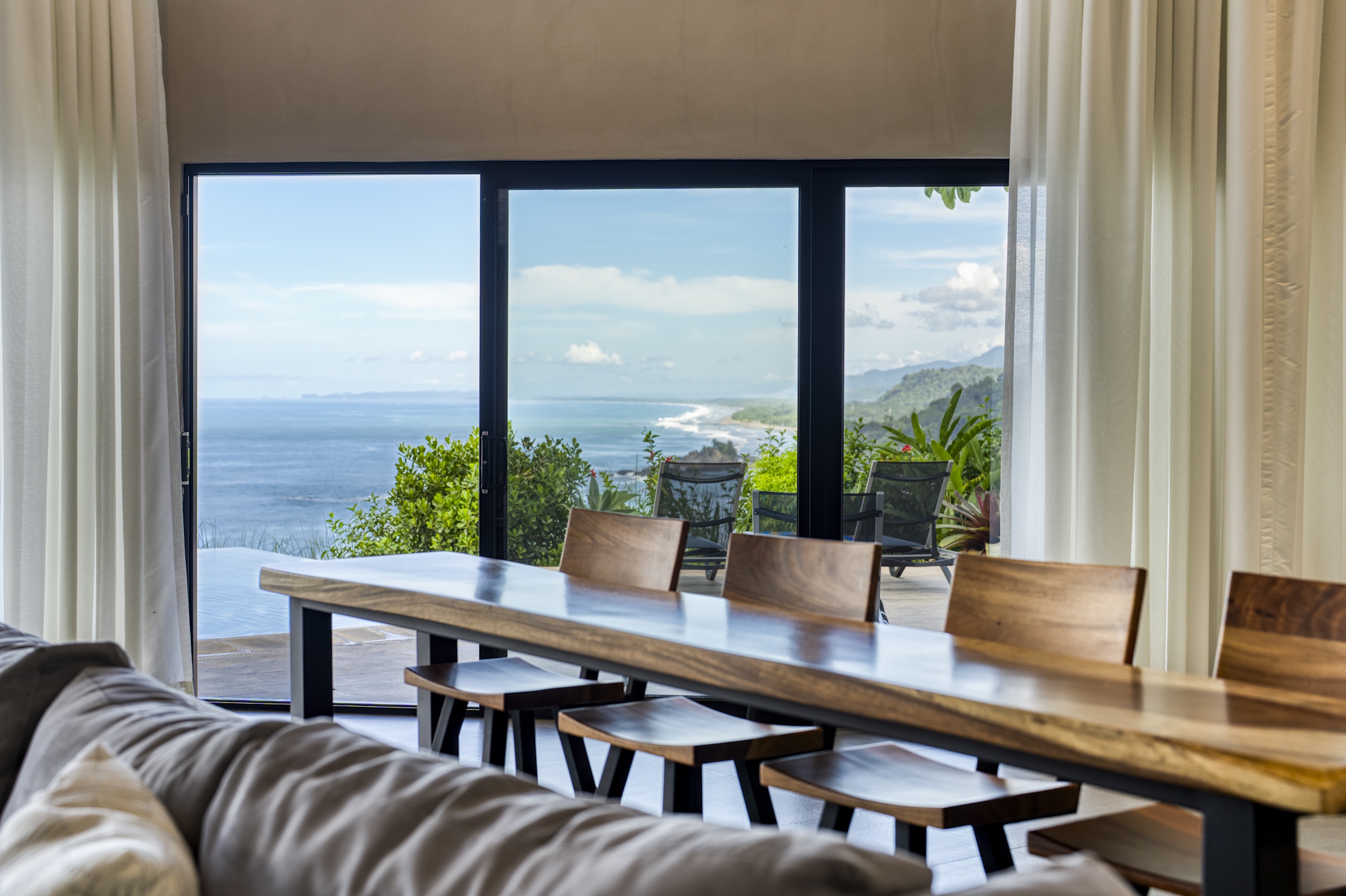 LUXURY RESIDENCE WITH INFINITY POOL AND OCEAN VIEW, IN DOMINICALITO