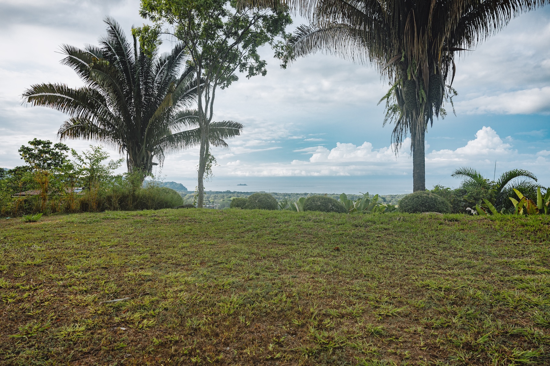 2.23-ACRE PROPERTY WITH PANORAMIC OCEAN VIEWS, IN UVITA