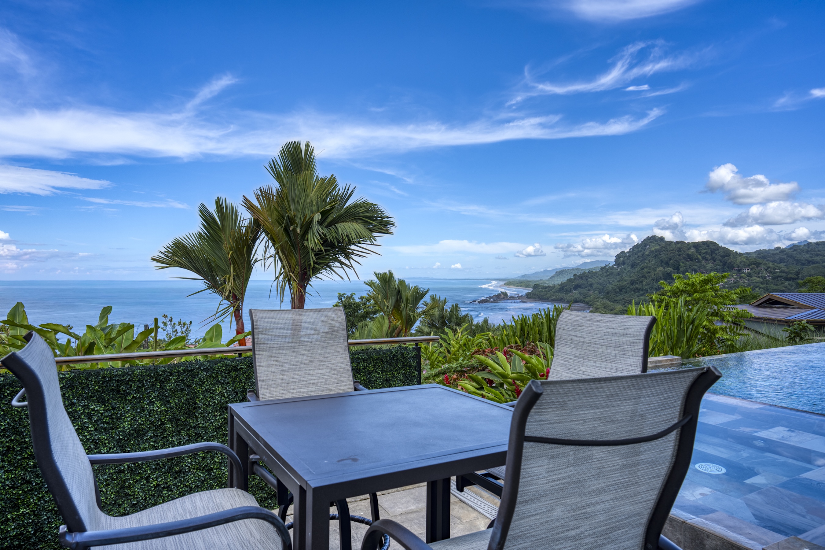 LUXURY RESIDENCE WITH INFINITY POOL AND OCEAN VIEW, IN DOMINICALITO