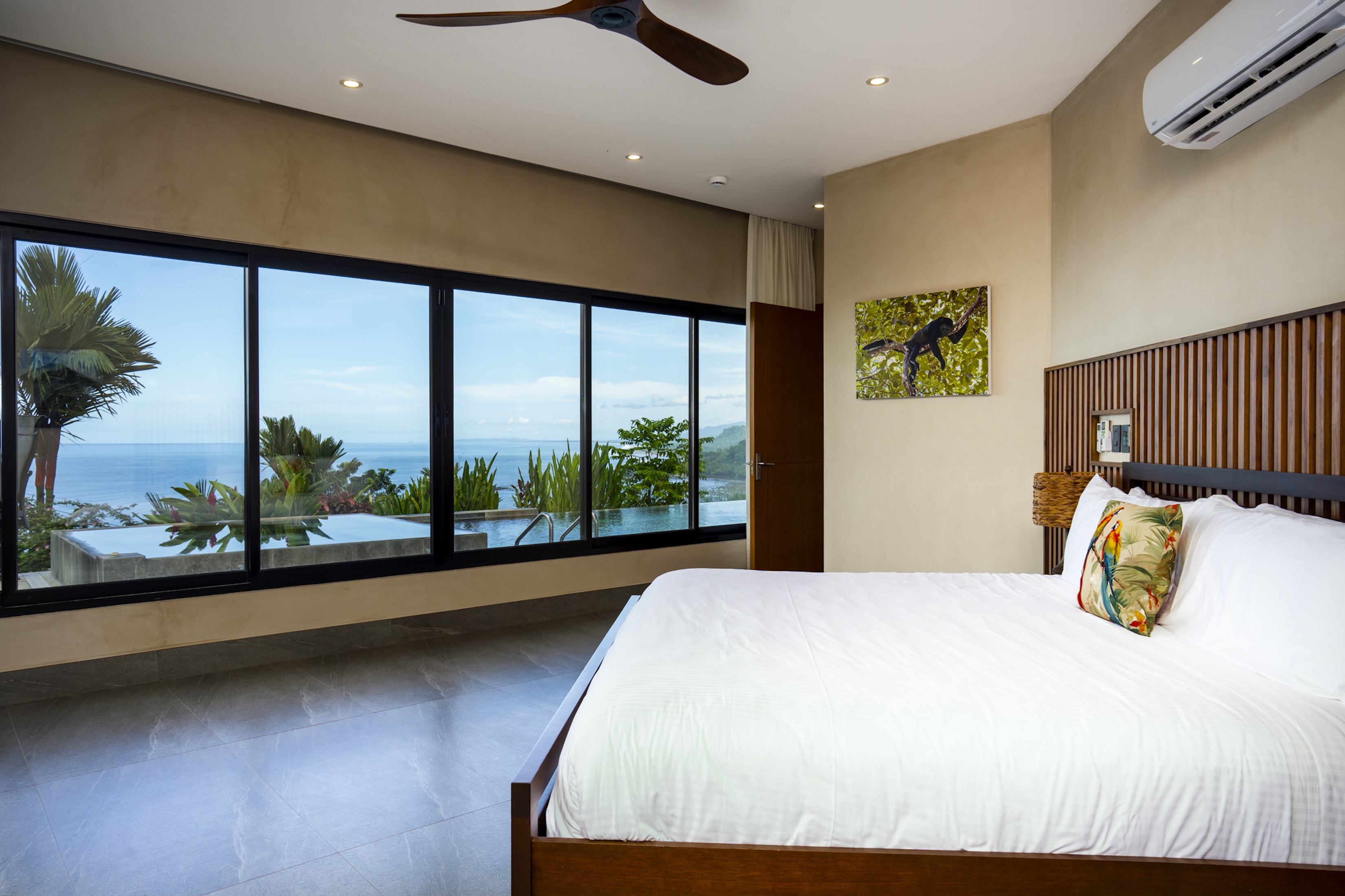 LUXURY RESIDENCE WITH INFINITY POOL AND OCEAN VIEW, IN DOMINICALITO