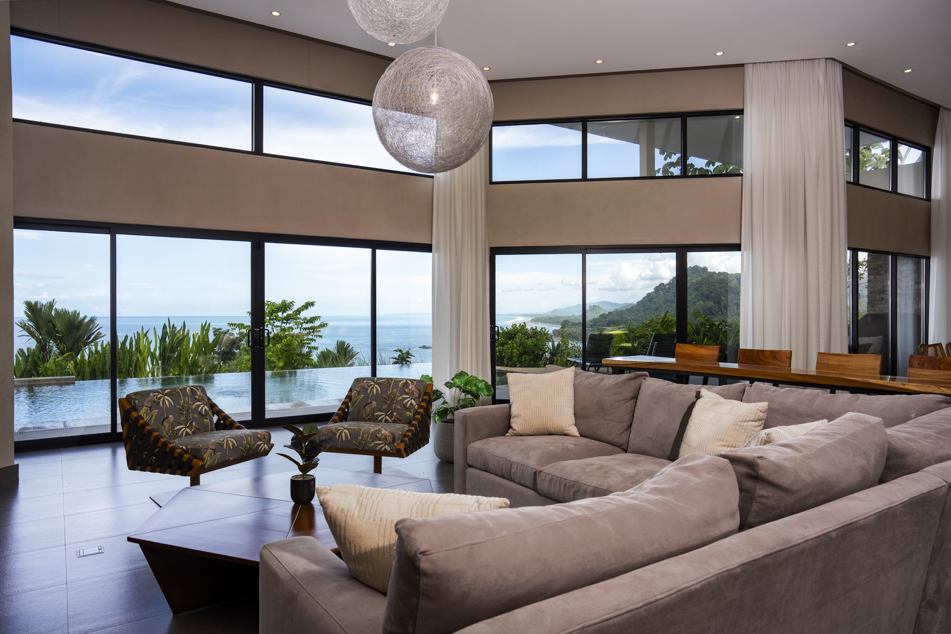 LUXURY RESIDENCE WITH INFINITY POOL AND OCEAN VIEW, IN DOMINICALITO