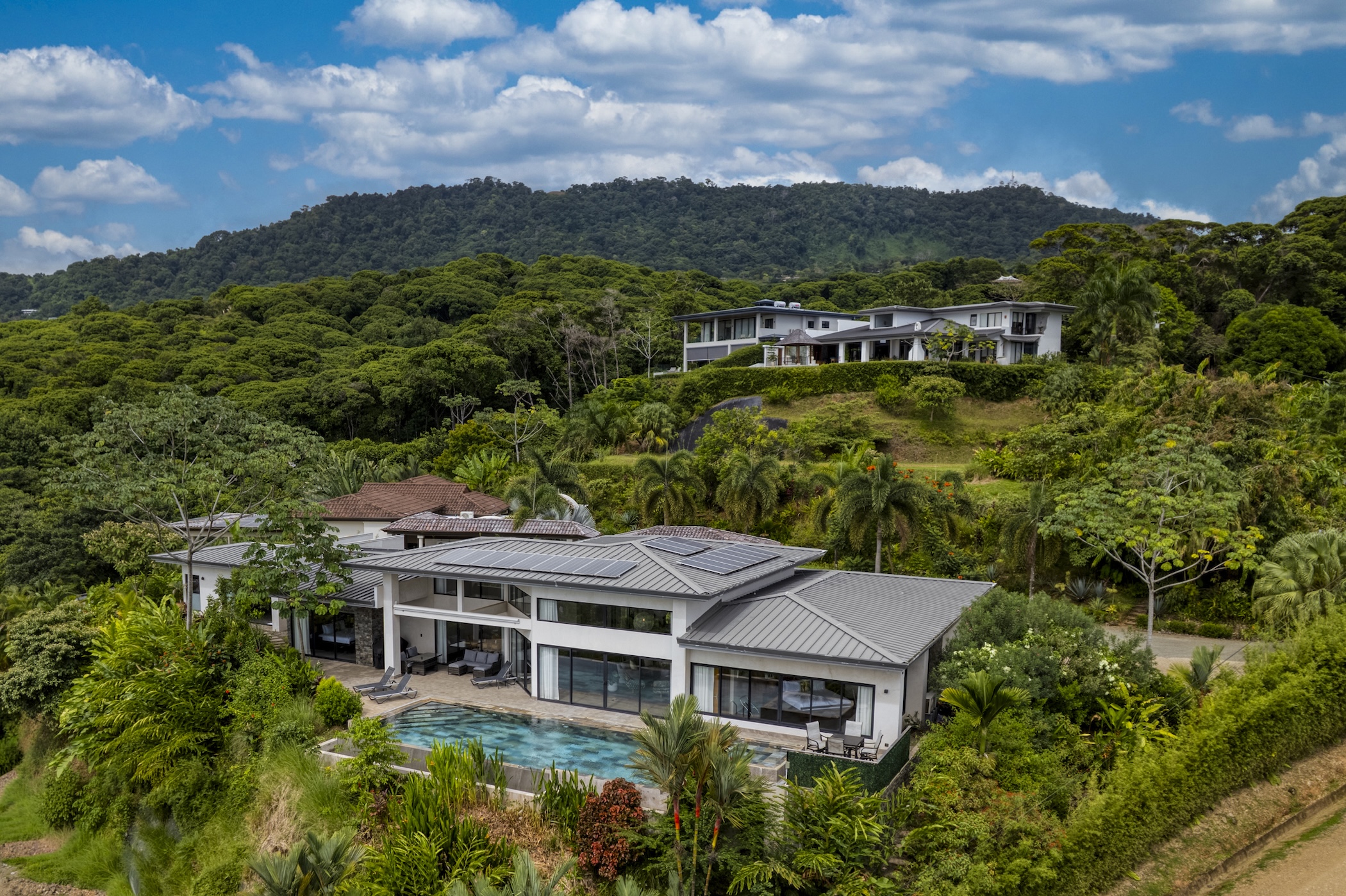 LUXURY RESIDENCE WITH INFINITY POOL AND OCEAN VIEW, IN DOMINICALITO