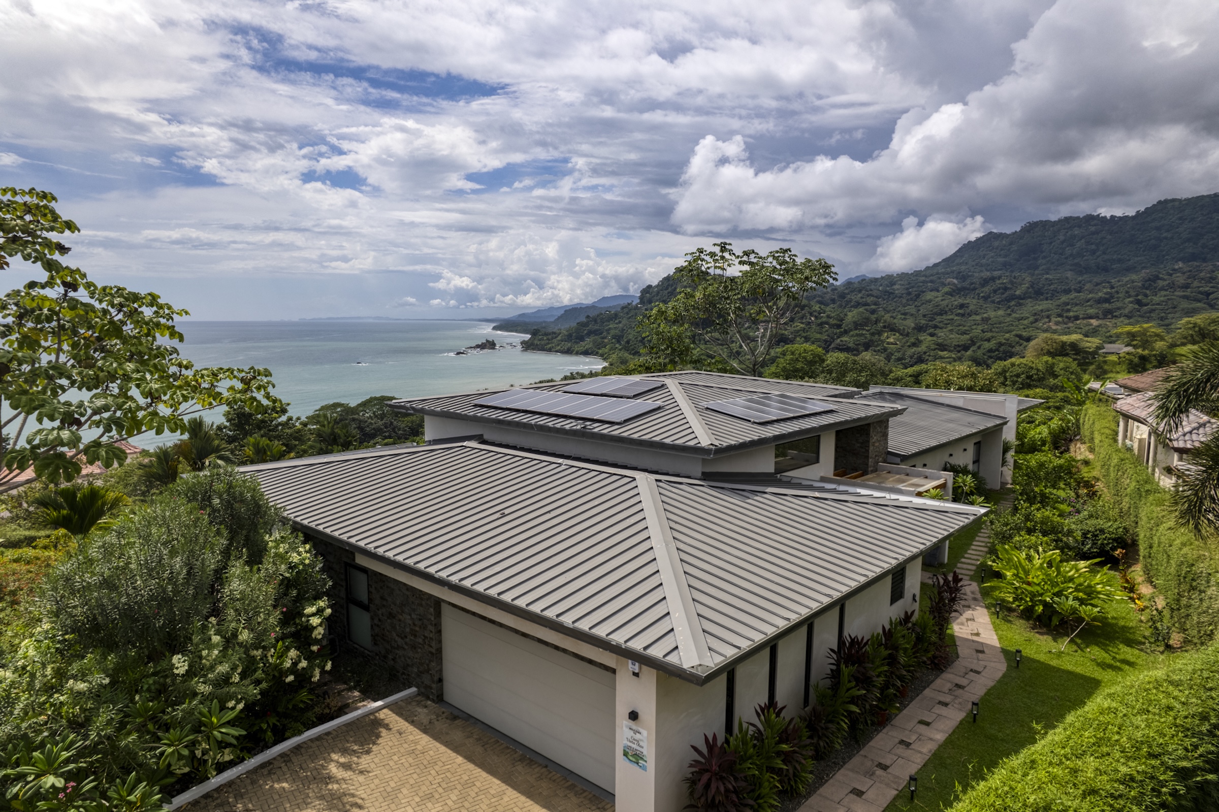 LUXURY RESIDENCE WITH INFINITY POOL AND OCEAN VIEW, IN DOMINICALITO