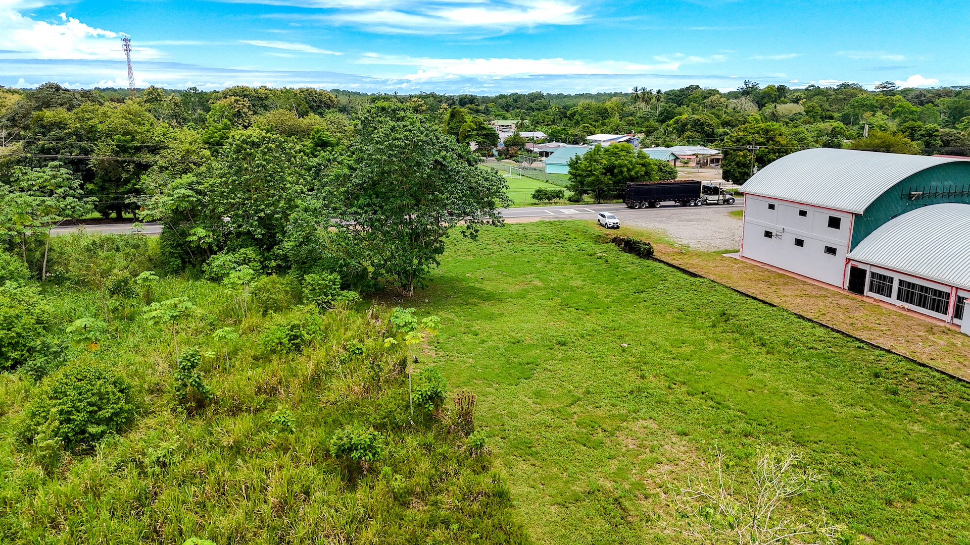 FLAT 0.59-ACRE LOT WITH DIRECT ACCESS TO THE COASTAL ROAD AND HIGH COMMERCIAL POTENTIAL IN CORONADO TRES RIOS