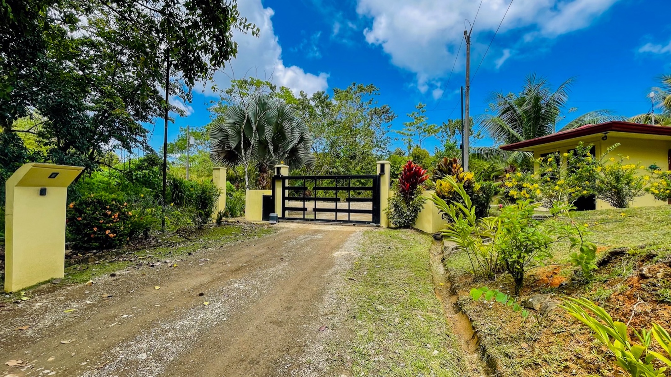 LOT WITH OCEAN AND MOUNTAIN VIEWS, IN OJOCHAL – 0.29 ACRES