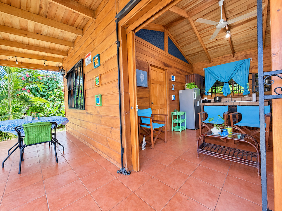 WOODEN CABIN WITH A NEARBY RIVER AND TROPICAL NATURE, IN UVITA