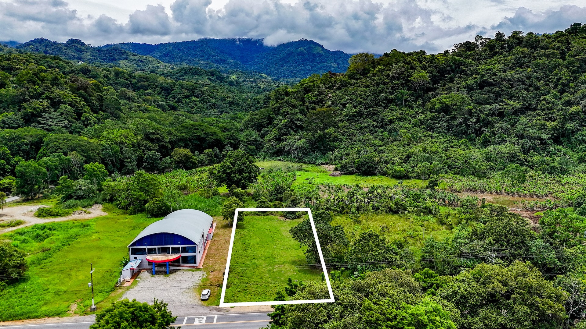 FLAT 0.59-ACRE LOT WITH DIRECT ACCESS TO THE COASTAL ROAD AND HIGH COMMERCIAL POTENTIAL IN CORONADO TRES RIOS