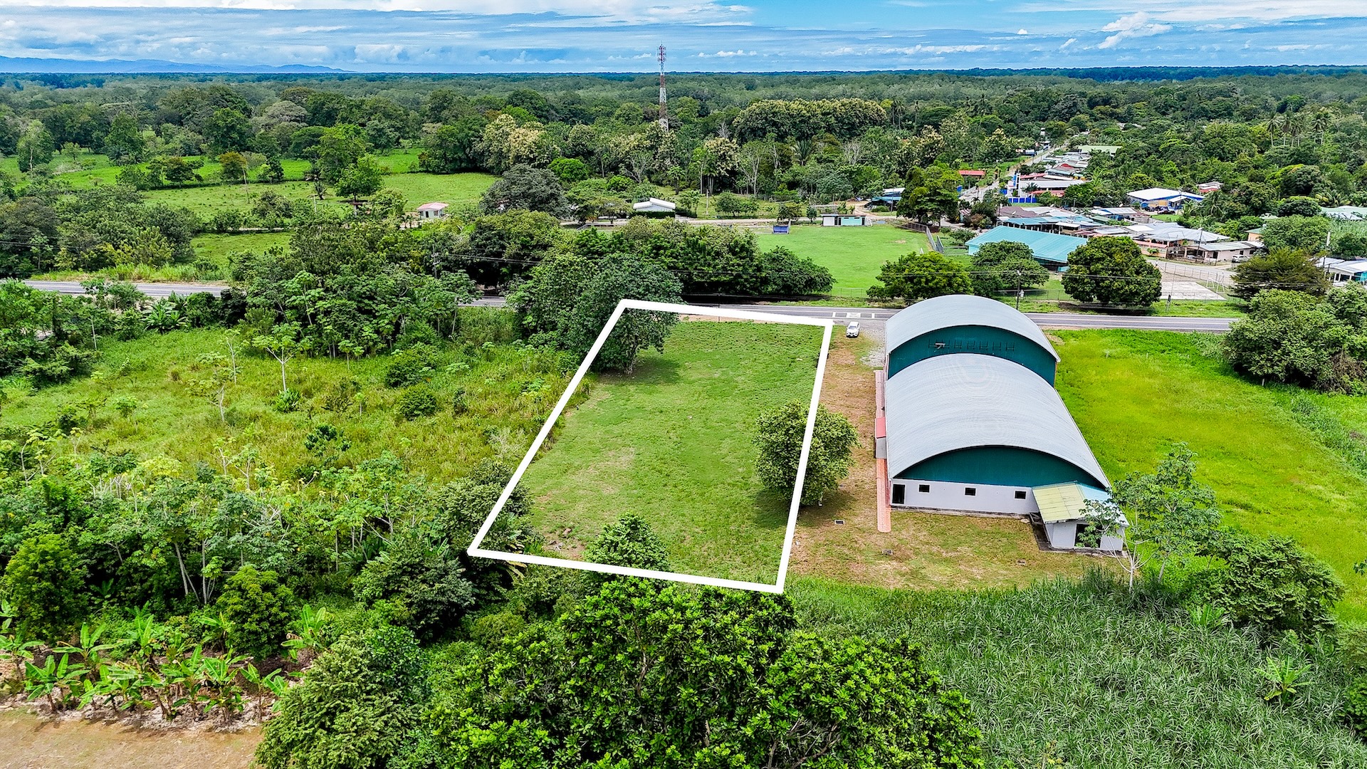 FLAT 0.59-ACRE LOT WITH DIRECT ACCESS TO THE COASTAL ROAD AND HIGH COMMERCIAL POTENTIAL IN CORONADO TRES RIOS