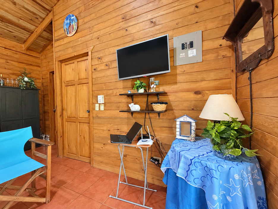 WOODEN CABIN WITH A NEARBY RIVER AND TROPICAL NATURE, IN UVITA