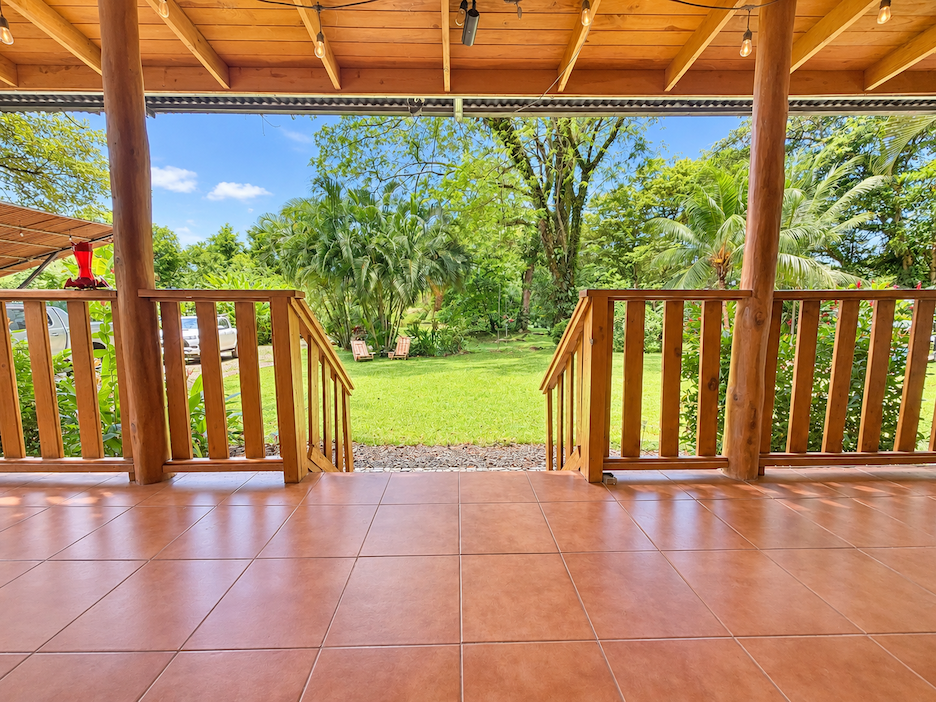 WOODEN CABIN WITH A NEARBY RIVER AND TROPICAL NATURE, IN UVITA