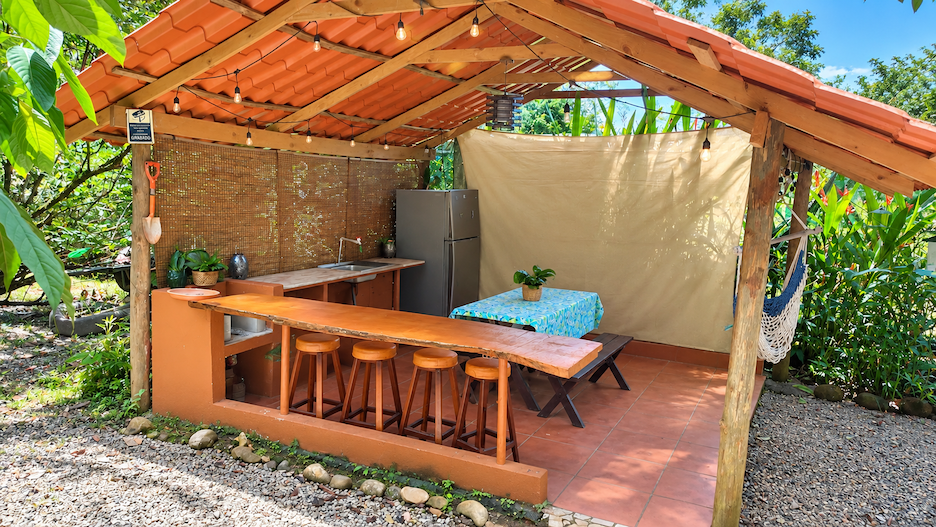 WOODEN CABIN WITH A NEARBY RIVER AND TROPICAL NATURE, IN UVITA