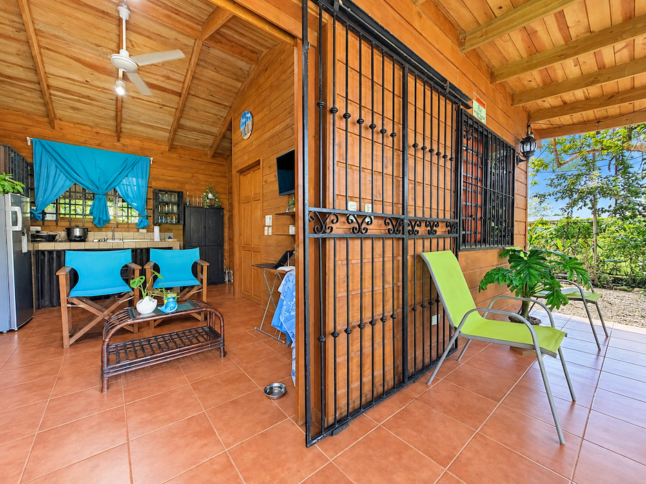 WOODEN CABIN WITH A NEARBY RIVER AND TROPICAL NATURE, IN UVITA