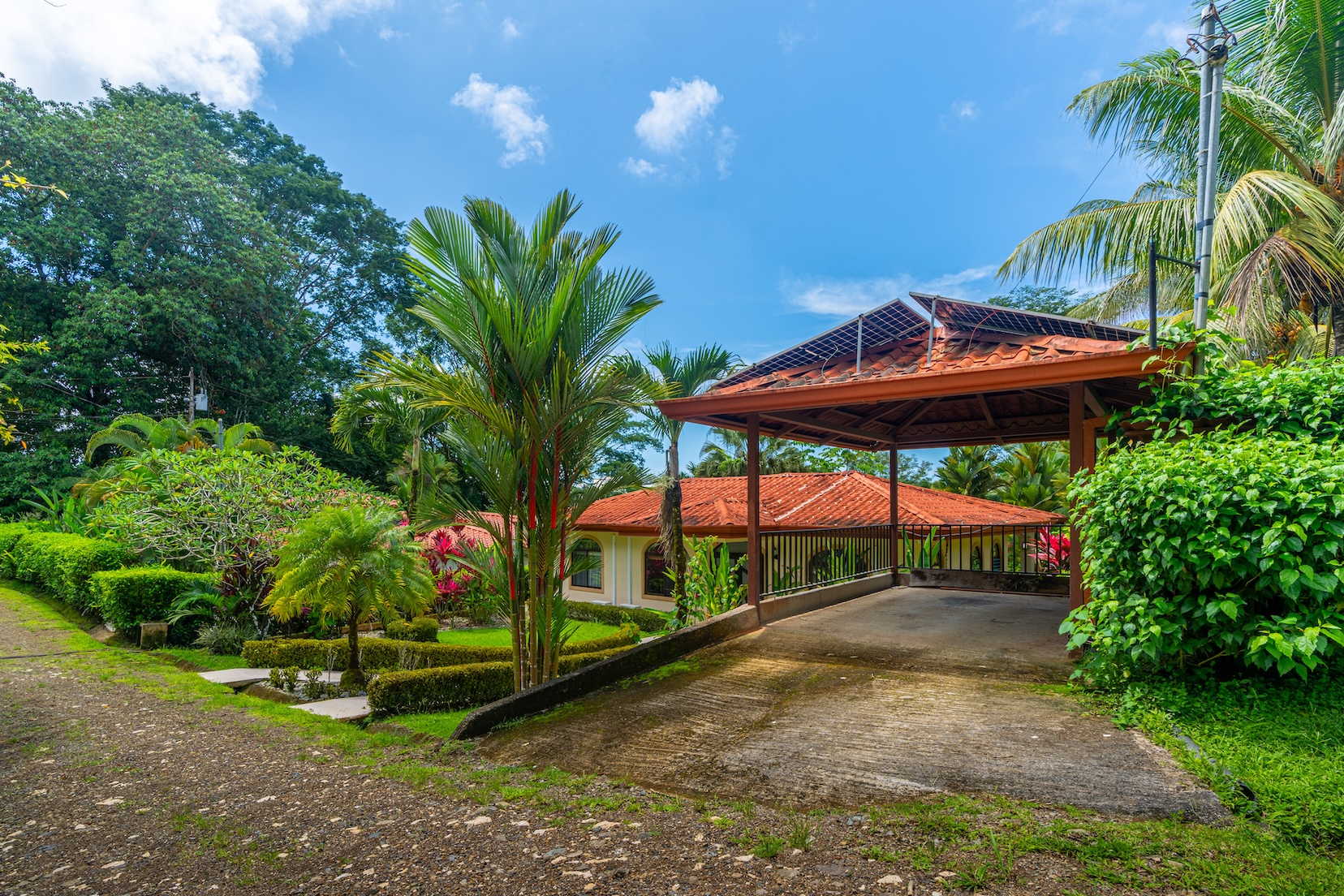 REMODELED 3-BEDROOM HOUSE WITH POOL, IN OJOCHAL
