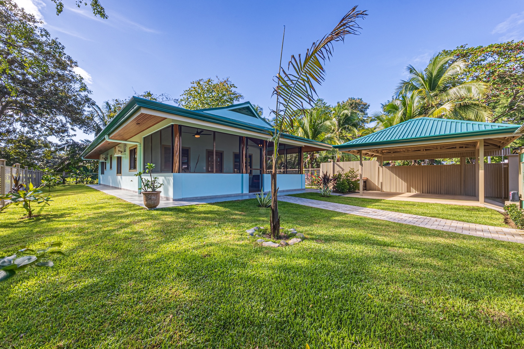 CASA TORTUGA  MODERN CONCRETE HOME NEAR PLAYA MATAPALO, IN MATAPALO