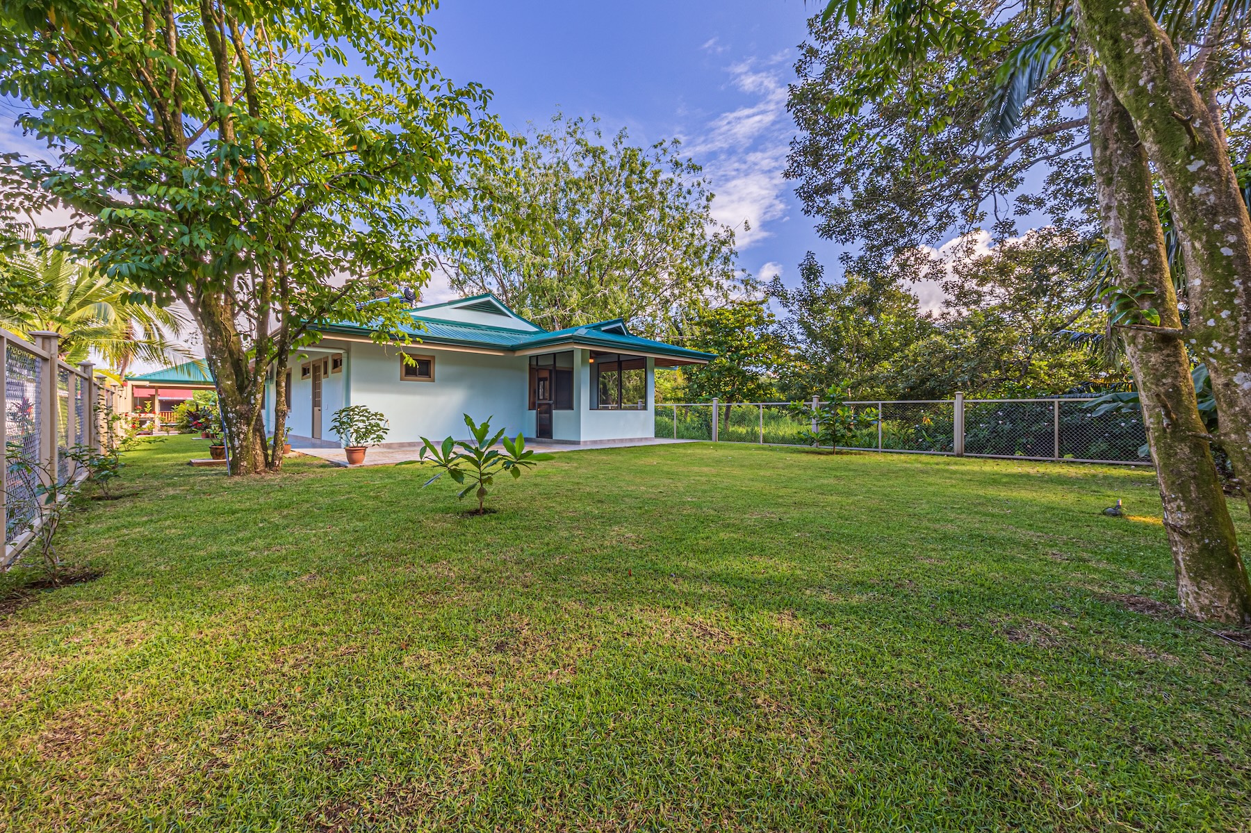 CASA TORTUGA  MODERN CONCRETE HOME NEAR PLAYA MATAPALO, IN MATAPALO