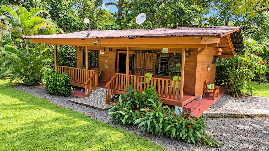 WOODEN CABIN WITH A NEARBY RIVER AND TROPICAL NATURE, IN UVITA