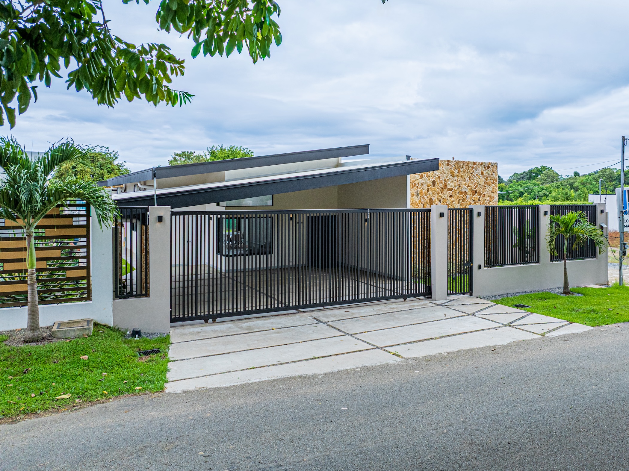 CASA LIBELULA BRAND-NEW MODERN TROPICAL HOME, IN UVITA