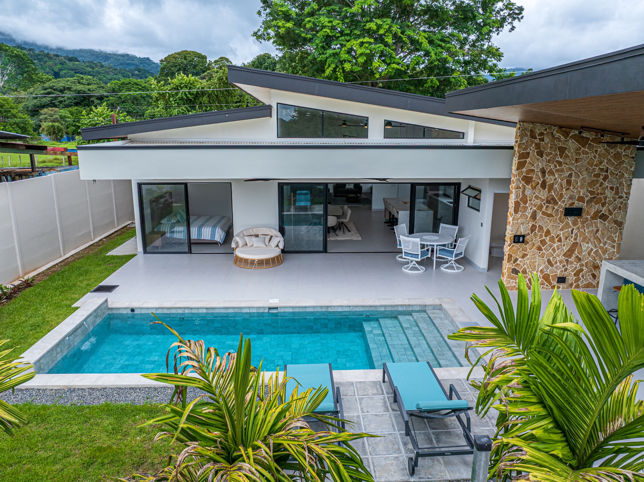 CASA LIBELULA BRAND-NEW MODERN TROPICAL HOME, IN UVITA