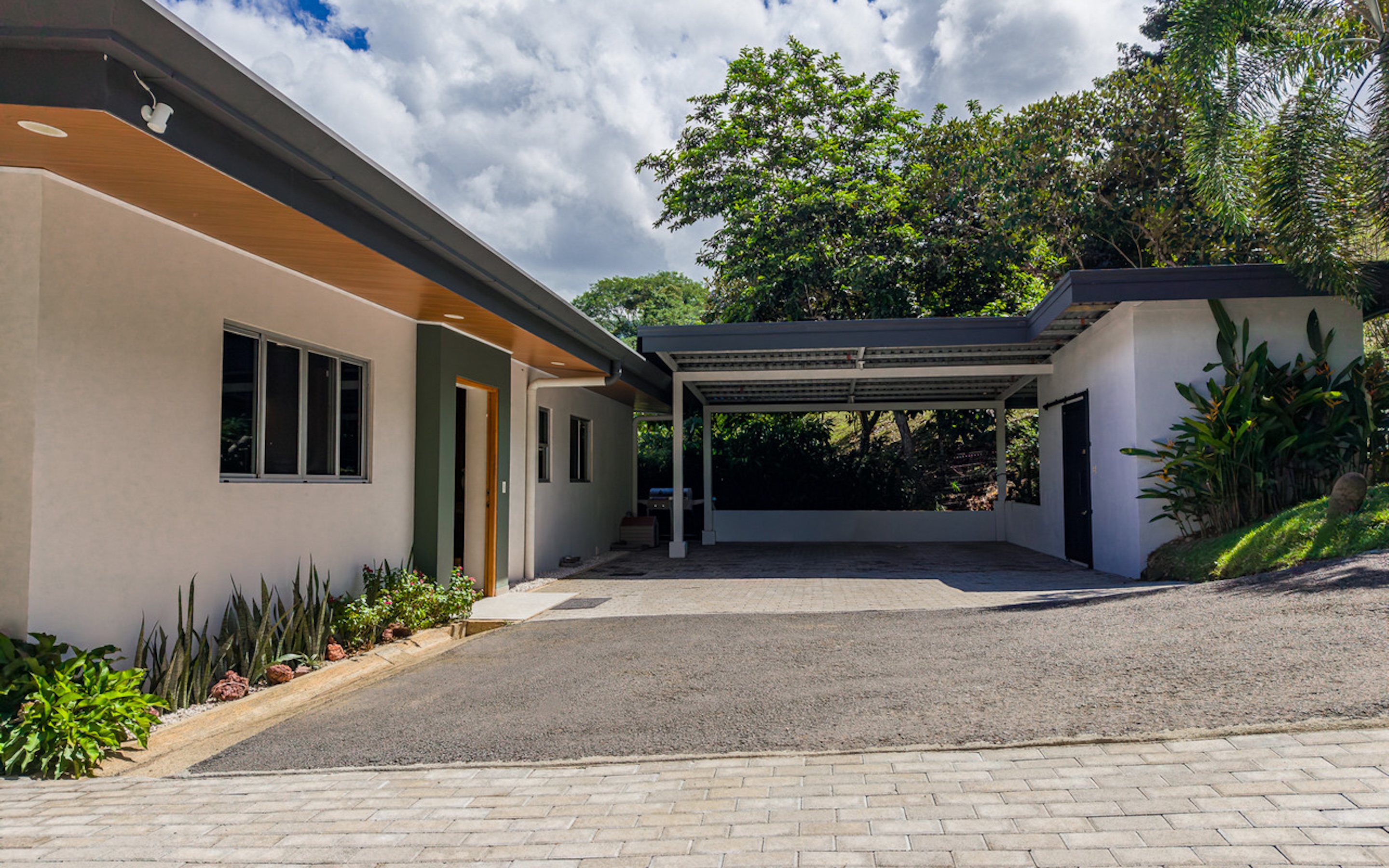 RIVERFRONT PROPERTY NEAR UVITA – PERMANENT RIVER, CASCADES & NATURAL SWIMMING POOLS
