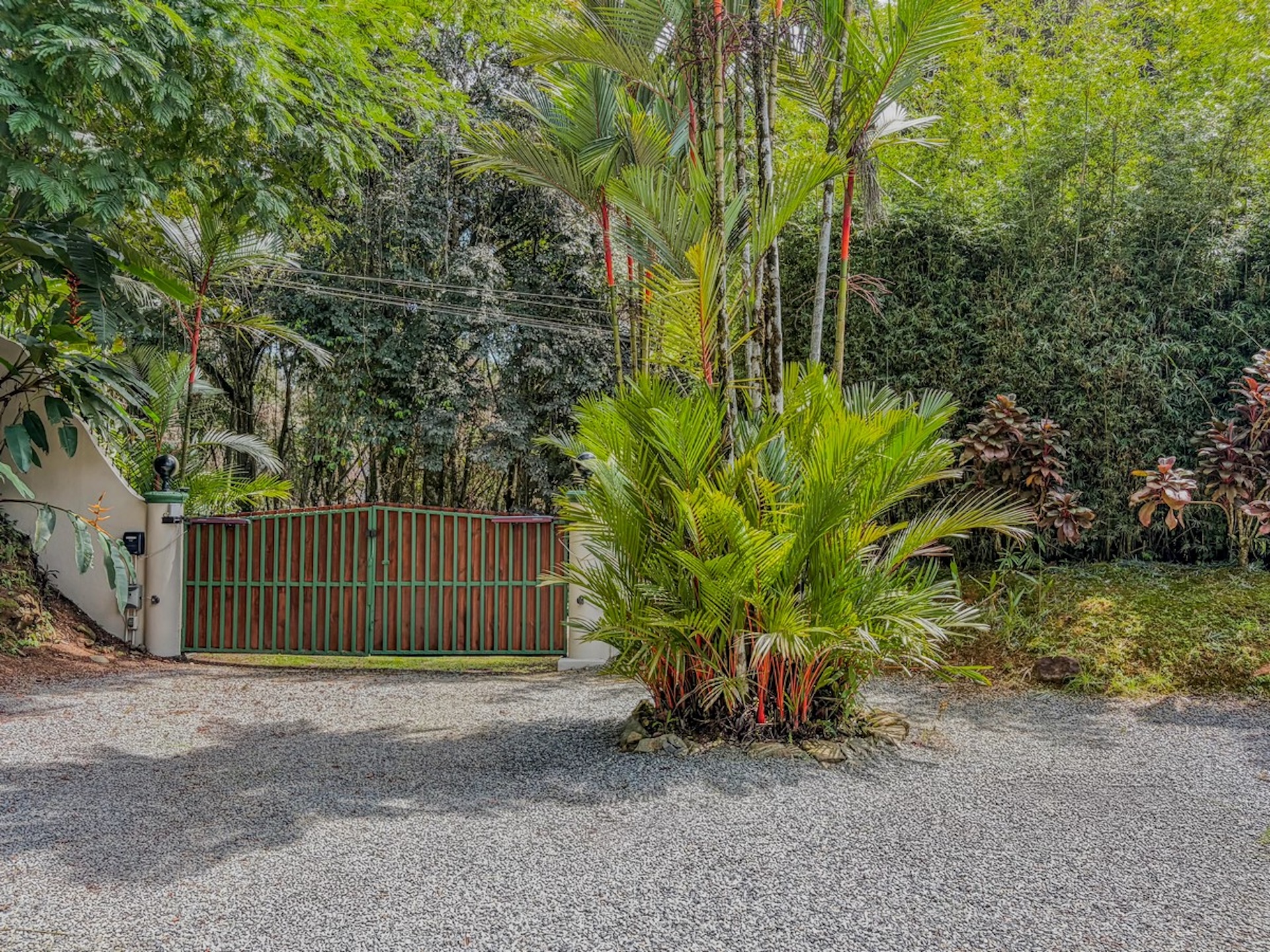 MOUNTAIN RETREAT IN LAGUNAS DE BARÚ – FULLY FURNISHED & TWO 4X4 VEHICLES INCLUDED