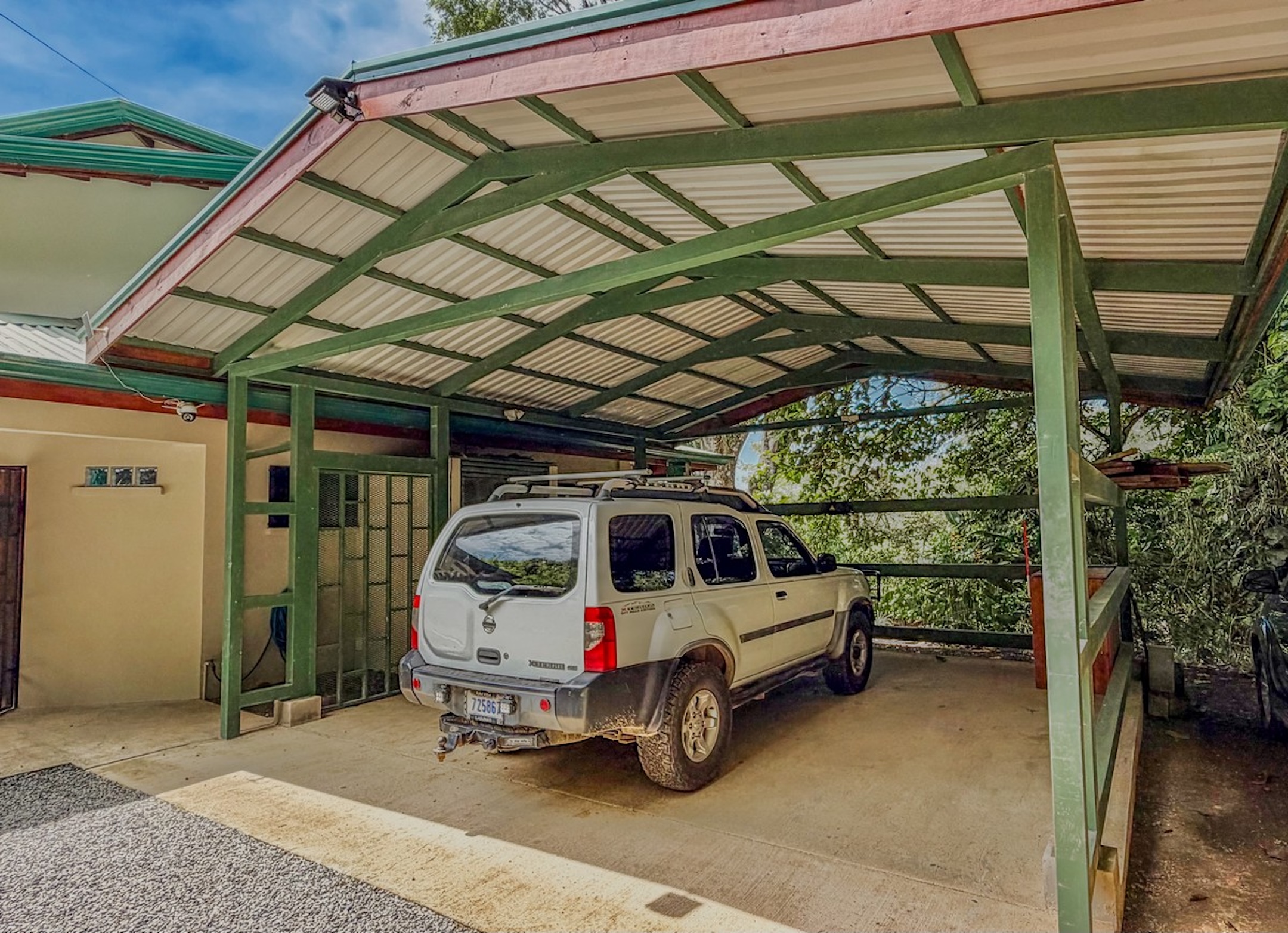 MOUNTAIN RETREAT IN LAGUNAS DE BARÚ – FULLY FURNISHED & TWO 4X4 VEHICLES INCLUDED