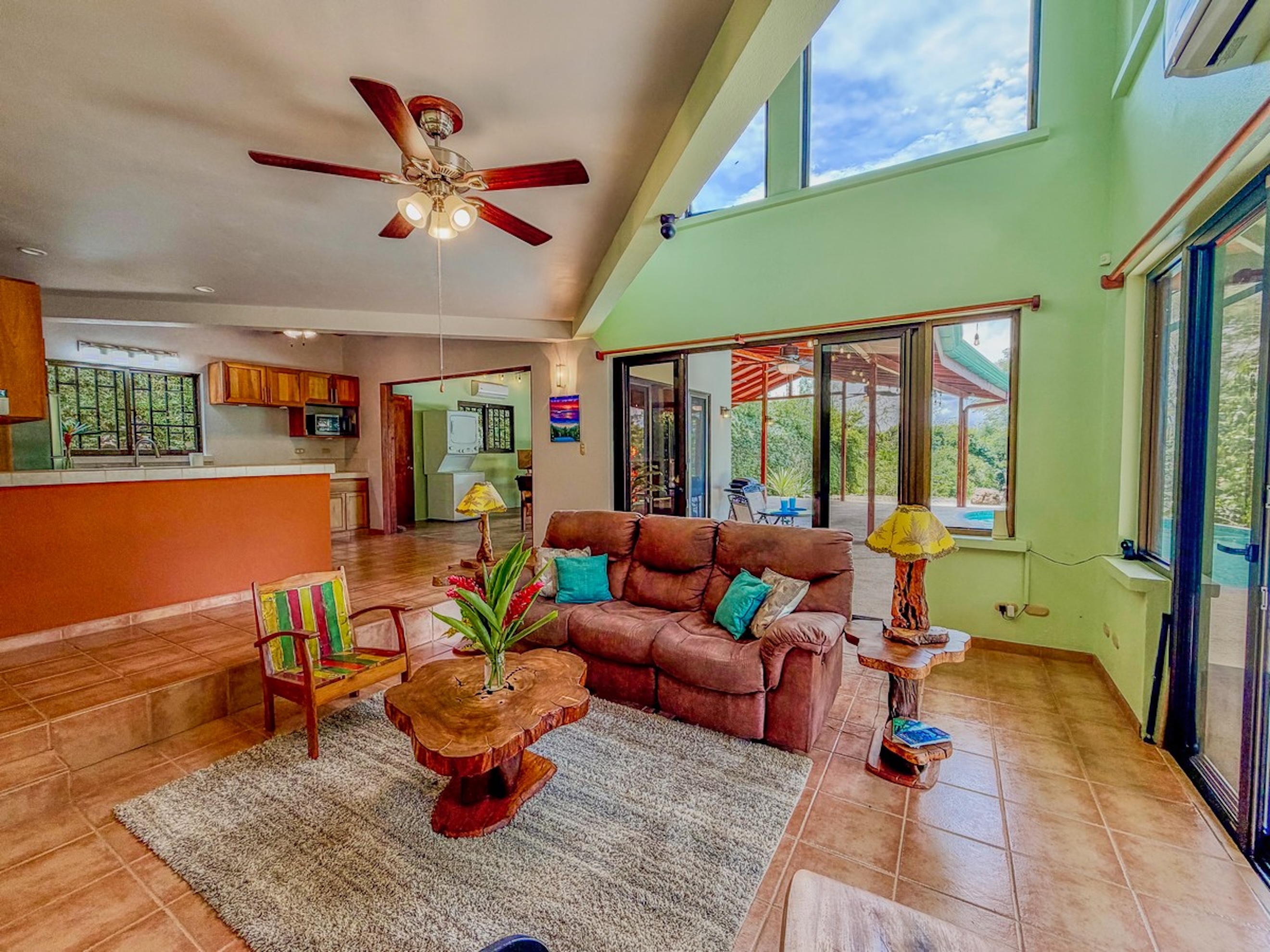 MOUNTAIN RETREAT IN LAGUNAS DE BARÚ – FULLY FURNISHED & TWO 4X4 VEHICLES INCLUDED