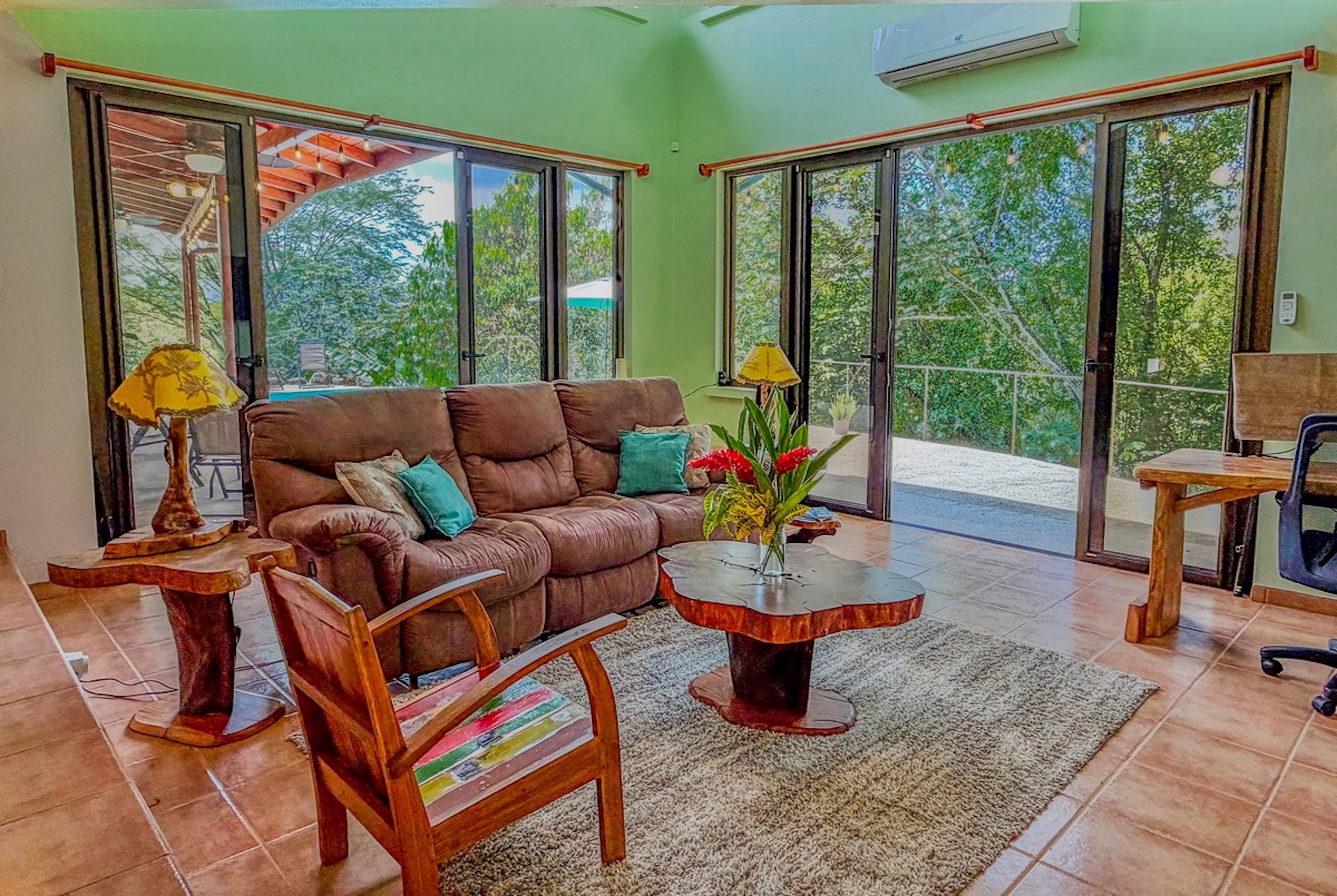 MOUNTAIN RETREAT IN LAGUNAS DE BARÚ – FULLY FURNISHED & TWO 4X4 VEHICLES INCLUDED